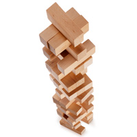 Ein Turm des Gesellschaftsspieles "Jenga" schräg von oben fotografiert.