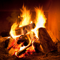 Mehrere dicke Holzscheite verbrennen lichterloh.